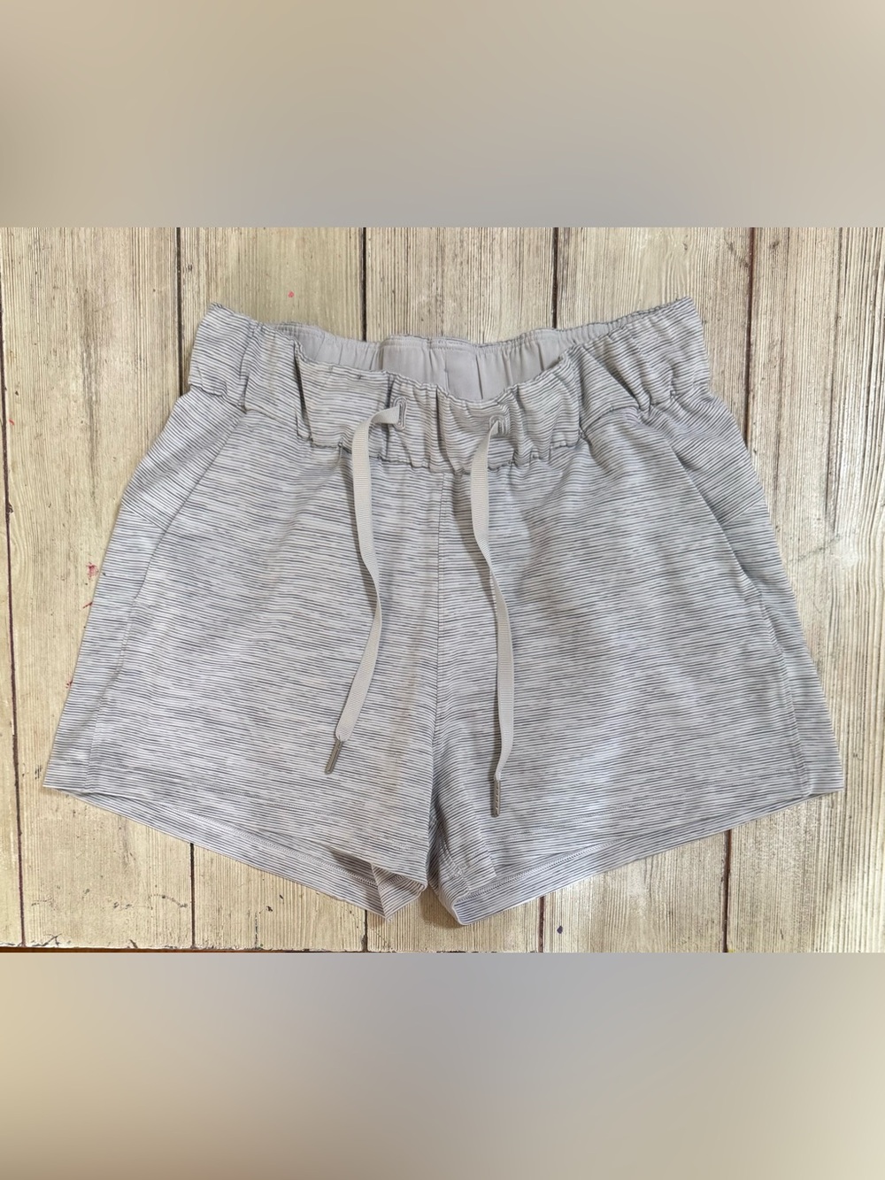 Lululemon On The Fly Shorts Size 2 light Heathered gray 2.5” Space Battleship